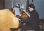 Don Maurizio durante un concerto